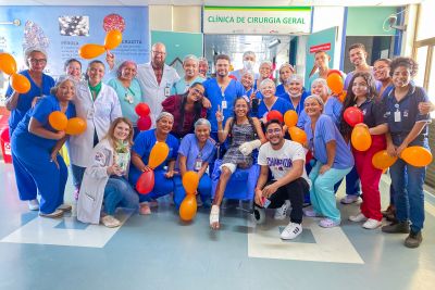 notícia: Equipe do Hospital Metropolitano celebra alta de paciente de longa permanência