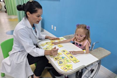 notícia: Como presente, pai celebra desenvolvimento da filha em reabilitação no CIIR