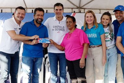 notícia: Famílias de Castelo de Sonhos, em Altamira, recebem cheques do programa 'Sua Casa'