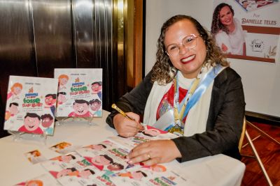 notícia: Diretora de escola estadual, condecorada na Argentina, participa da 27ª Feira Pan-Amazônica do Livro