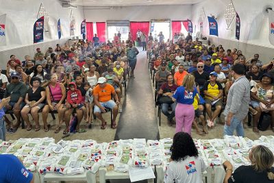 notícia: ‘Por Todas Elas’ beneficia moradores de Outeiro com entrega de óculos de grau