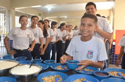 notícia: Governo do Pará inclui açaí na merenda escolar, valorizando hábitos regionais na alimentação 