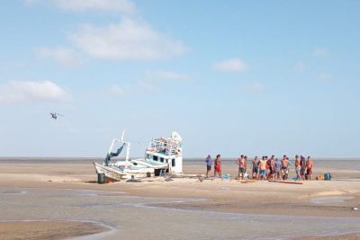 notícia: Grupamento Aéreo resgata pescadores em barco encalhado na Baía do Marajó 