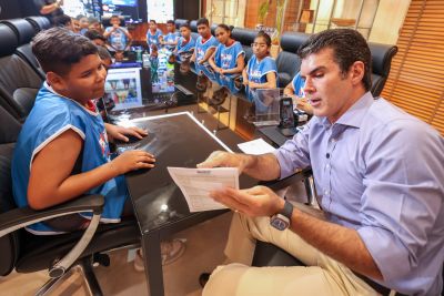 notícia: Estudantes atendidos pela UsiPaz Icuí-Guajará visitam prédios do Governo do Estado, em Belém