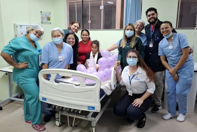 notícia: Festa surpresa celebra os 10 anos de idade de paciente internada na pediatria no Hospital Santa Rosa