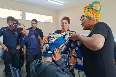 notícia: Escola Estadual promove Oficina de Turbantes na Semana da Consciência Negra