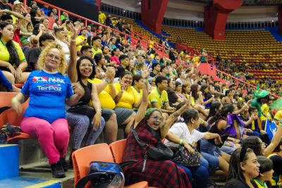 notícia: Comunidades atendidas pelas UsiPaz assistem partida da Seleção Brasileira de Basquete