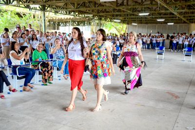 notícia: Moda Sustentável: Escola promove desfile com roupas feitas de materiais recicláveis