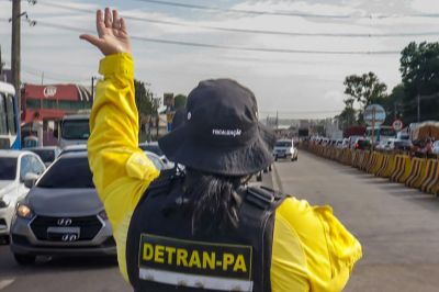 notícia: Agentes do Detran garantem a organização do trânsito no entorno do Mangueirão, neste sábado