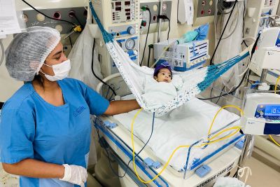 notícia: Bebês da UTI Neonatal do HRBA participam de sessão de fotos em alusão ao Novembro Roxo