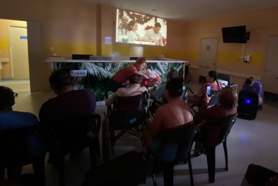 notícia: Hospital Regional dos Caetés promove 'Cinema na Enfermaria' para celebrar Dia da Humanização