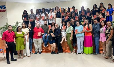 notícia: Professoras lançam livro com colaboração de 35 estudantes em Ourilândia do Norte