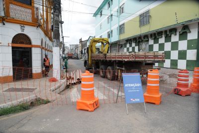 notícia: Trânsito na Rua 28 de Setembro é alterado para obras de pavimentação