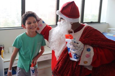 notícia: Papai Noel surpreende pais e crianças atendidas na Santa Casa