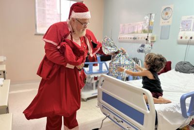 notícia: Pacientes do Hospital Oncológico Infantil vivem Um sonho de Natal