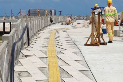 notícia: Primeira passarela de acesso à Praia do Maçarico, em Salinópolis, chega a 95% de conclusão