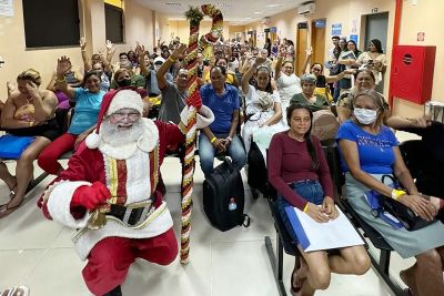 notícia: Visita do Papai Noel leva o encanto do Natal a usuários da Policlínica Metropolitana