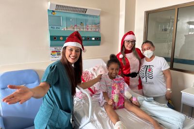 notícia: Pacientes internados no Hospital Metropolitano recebem presentes em celebração ao Natal