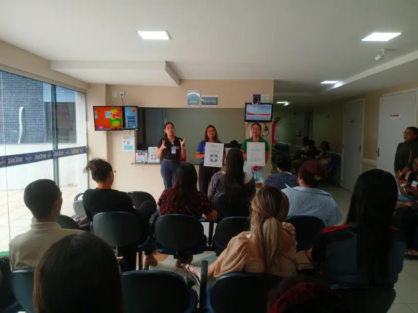 ação com palestra  na recepção ambulatorial