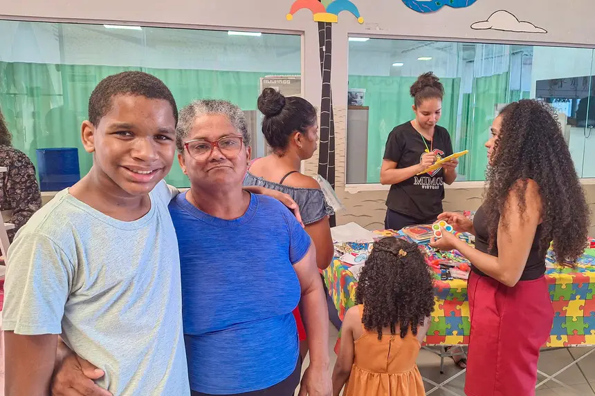 Vinícius e sua mãe, Onorata de Oliveira, que destacou a importância dos produtos voltados ao público autista expostos na Feira, promovendo inclusão e momentos de alegria, como a participação do filho nas atividades culturais.