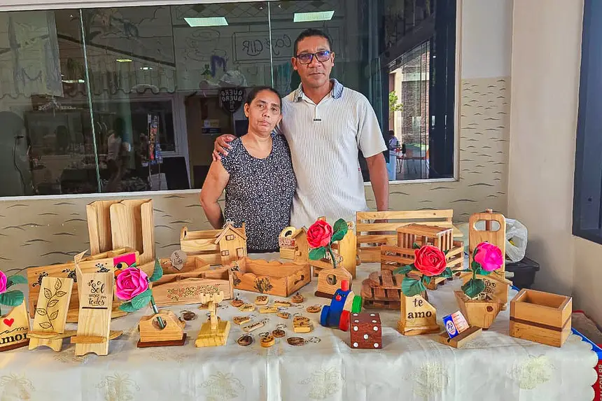 Adriana Câmara e o esposo, Valter de Oliveira, que transforma paletes descartados em peças únicas, provando que sustentabilidade e empreendedorismo caminham juntos.