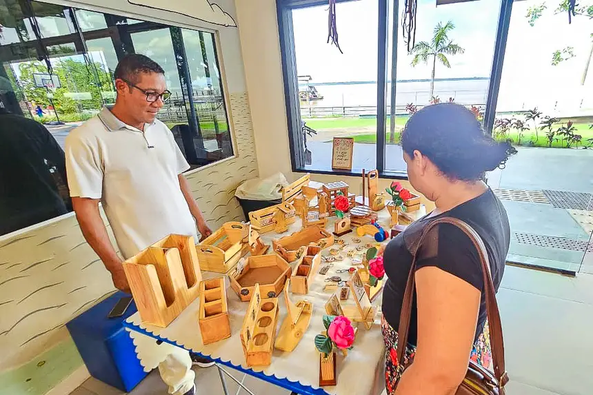 Produtos feitos com paletes reaproveitados ganham espaço na Feira de Empreendedores do CIIR, unindo sustentabilidade, inclusão e geração de renda.