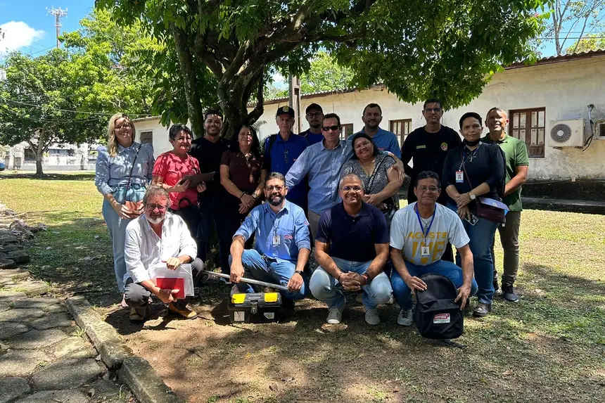 Equipe de fiscais agropecuários em treinamento sobre o programa da mosca 