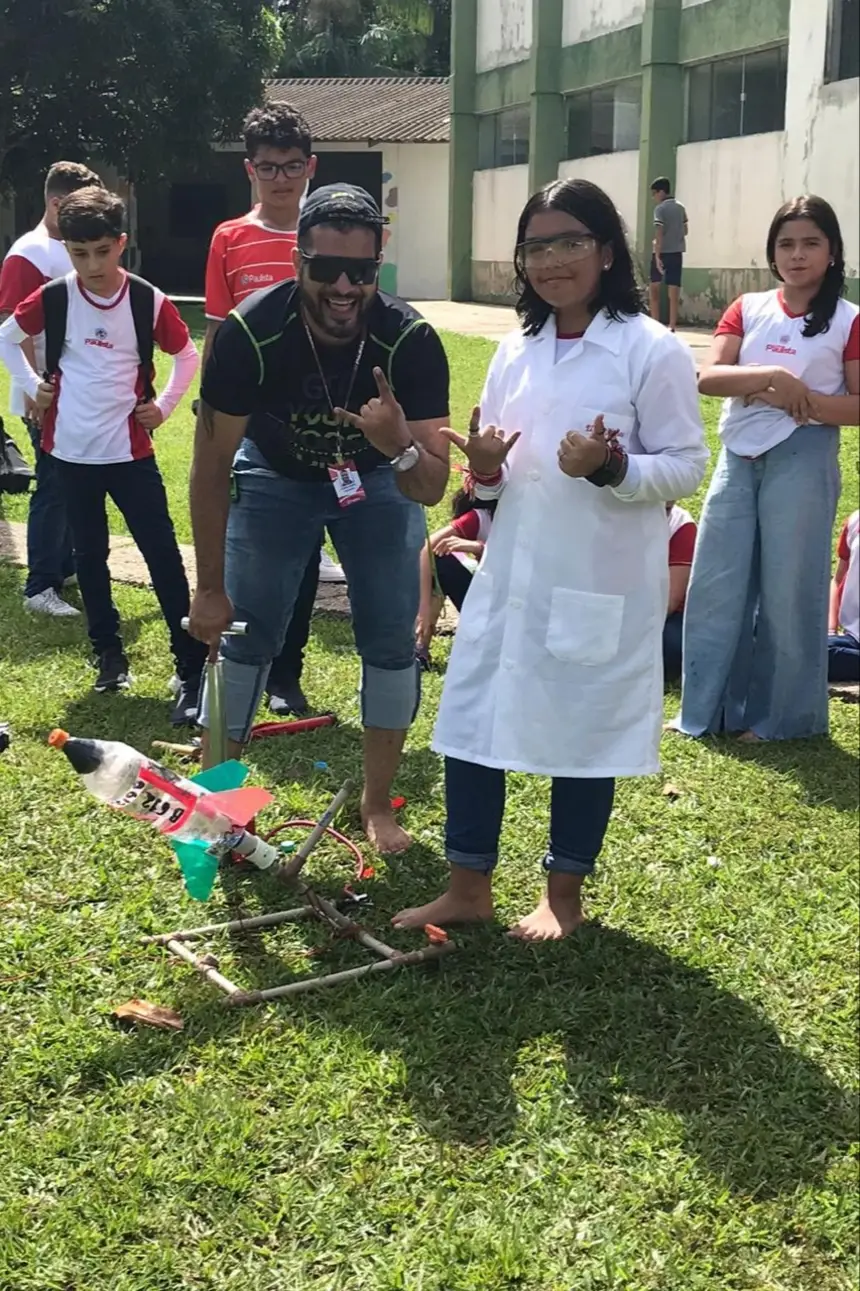 Elisa e seu foguete construído para um trabalho escolar.