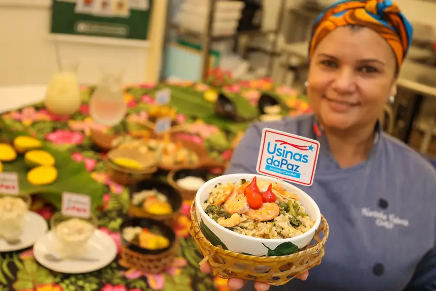 Narinha Tabosa - instrutora de Gastronomia pela Sectet nas Usinas <div class='credito_fotos'>Foto: Bruno Cecim / Ag.Pará | <a href='/midias/2025/originais/20250217130226-GF00023011-F00378494.webp' download><i class='fa-solid fa-download'></i> Download</a></div>