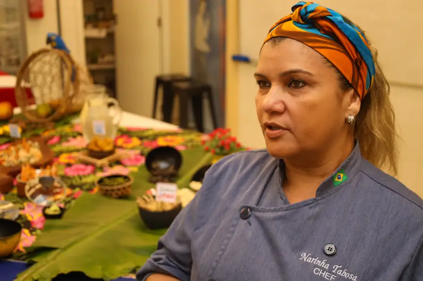 Narinha Tabosa - instrutora de Gastronomia pela Sectet nas Usinas <div class='credito_fotos'>Foto: Bruno Cecim / Ag.Pará | <a href='/midias/2025/originais/20250217130232-GF00023011-F00378498.webp' download><i class='fa-solid fa-download'></i> Download</a></div>