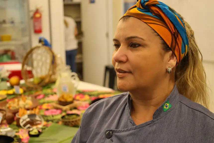 Narinha Tabosa - instrutora de Gastronomia pela Sectet nas Usinas <div class='credito_fotos'>Foto: Bruno Cecim / Ag.Pará | <a href='/midias/2025/originais/20250217130233-GF00023011-F00378499.webp' download><i class='fa-solid fa-download'></i> Download</a></div>