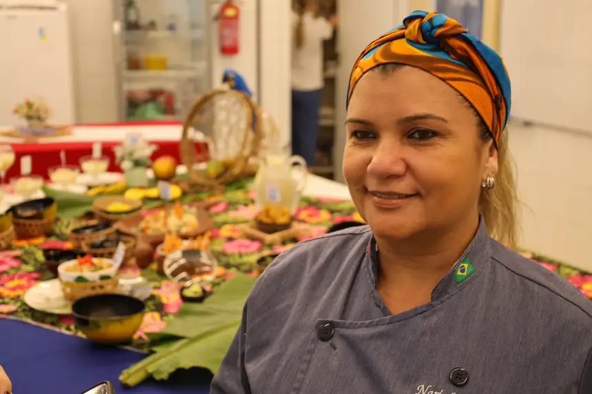 Narinha Tabosa - instrutora de Gastronomia pela Sectet nas Usinas <div class='credito_fotos'>Foto: Bruno Cecim / Ag.Pará | <a href='/midias/2025/originais/20250217130235-GF00023011-F00378500.webp' download><i class='fa-solid fa-download'></i> Download</a></div>