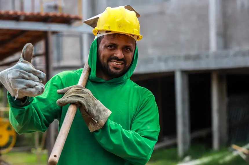 Leandro Carvalho - ajudante de pedreiro
Conta que tem 3 filhos e que gostaria que eles estudassem aqui no futuro. <div class='credito_fotos'>Foto: Bruno Cruz / Agência Pará   |   <a href='/midias/2025/originais/20250221105817-GF00023047-F00379443.webp' download><i class='fa-solid fa-download'></i> Download</a></div>