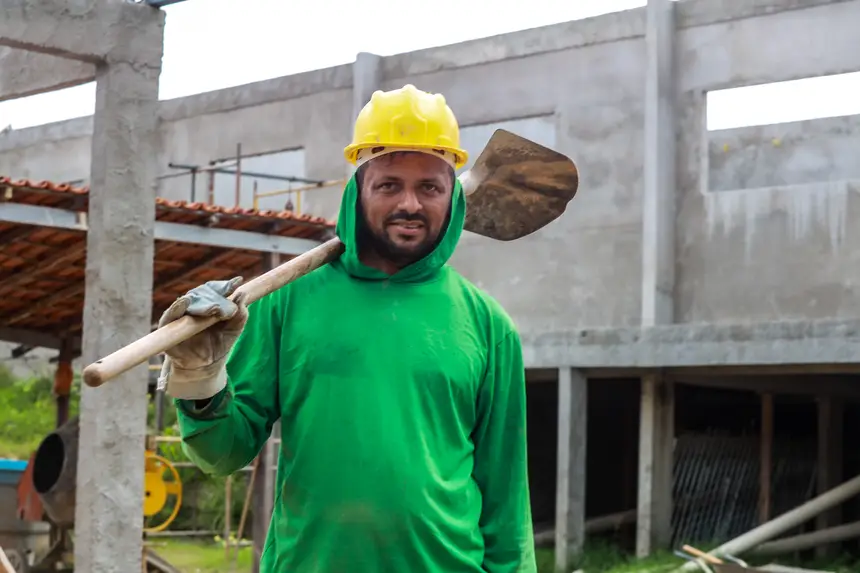 Leandro Carvalho - ajudante de pedreiro
Conta que tem 3 filhos e que gostaria que eles estudassem aqui no futuro. <div class='credito_fotos'>Foto: Bruno Cruz / Agência Pará   |   <a href='/midias/2025/originais/20250221105819-GF00023047-F00379445.webp' download><i class='fa-solid fa-download'></i> Download</a></div>