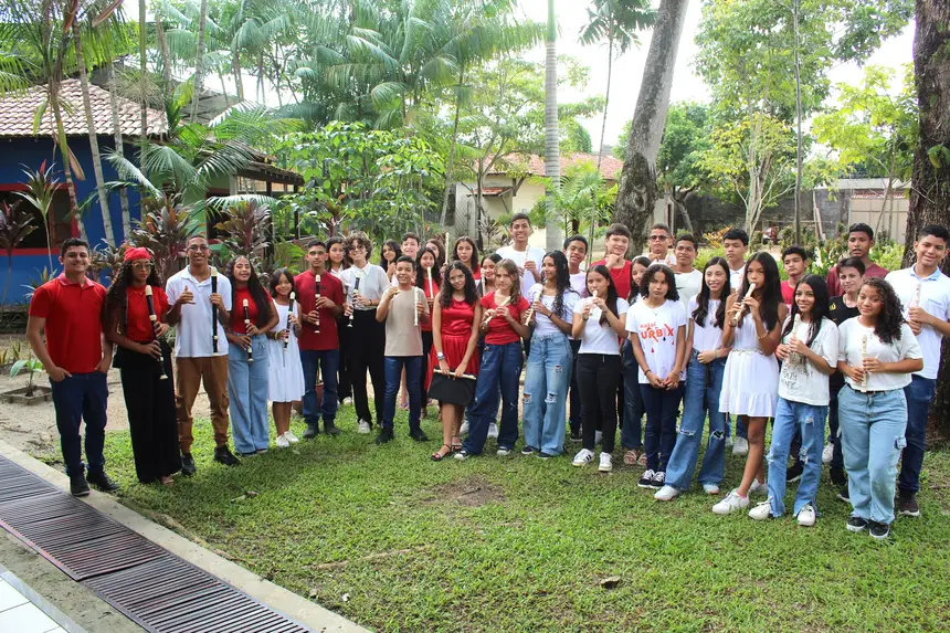 Professor William Tanoeiro com sua turma do Projeto Música e Cidadania