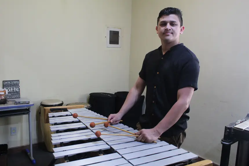 Professor William Tanoeiro na Sala de Percussão do IECG