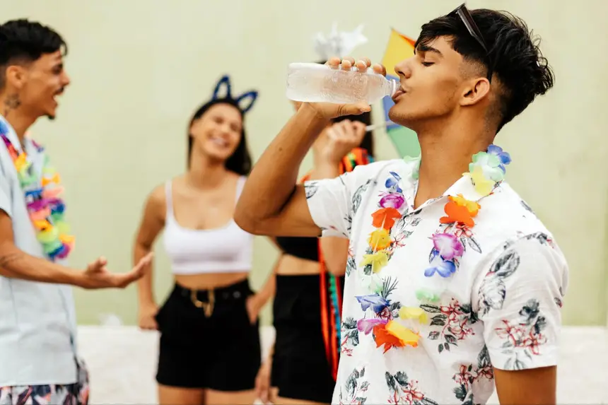 Foliões devem manter a hidratação bebendo bastante água