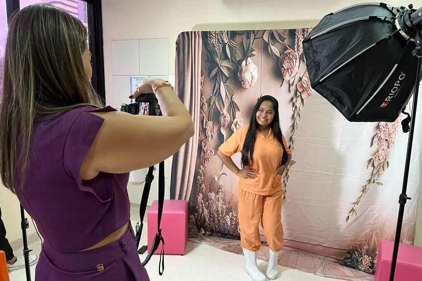 Pacientes e colaboradoras do hospital puderam participar de uma sessão fotográfica com a profissional Carol Marques, que teve como objetivo registrar o brilho e a beleza de cada uma