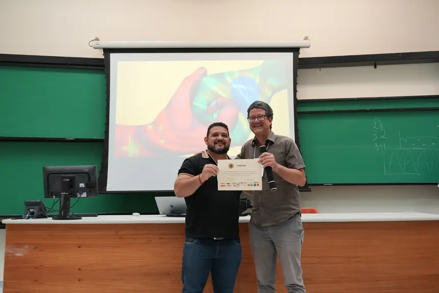 Professor Romis de Sousa Moraes, durante intercâmbio em Xangai. (Foto: divulgação)