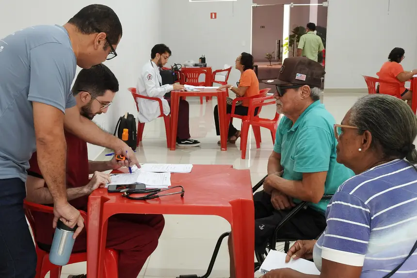 Médico nefrologista e acadêmicos de medicina realizaram as consultas