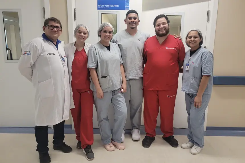 Médico emergencista Mateus Caldas e plantonistas da equipe envolvida no atendimento do bebê que nasceu no PSRM