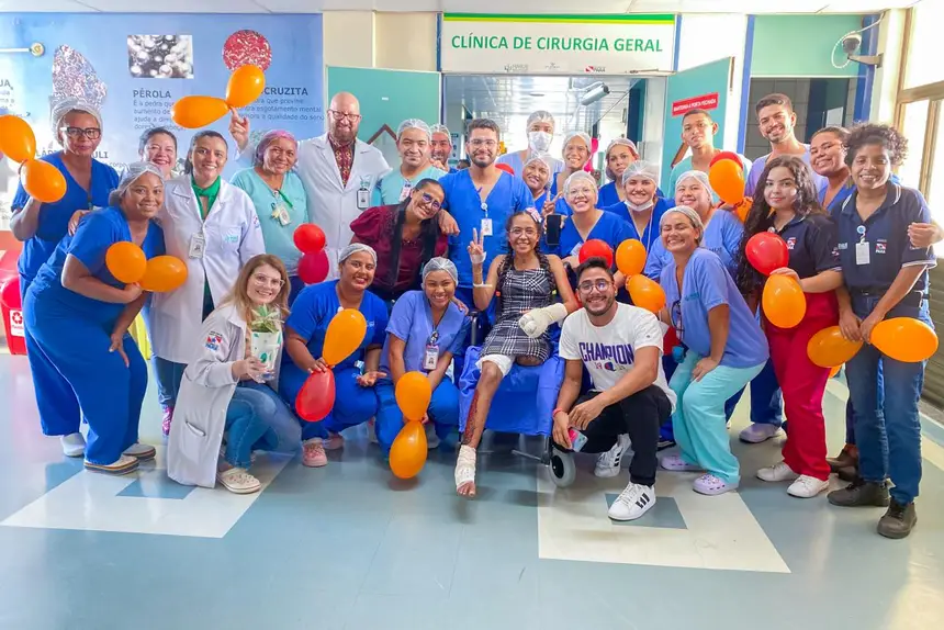 Equipe multiprofissional do HMUE celebra alta de paciente