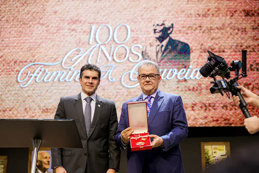 Governador Helder Barbalho e o pastor Samuel Câmara, que representou o pastor homenageado durante o evento