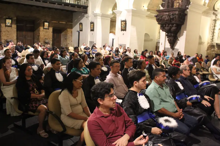 A cerimônia de formatura aconteceu na Igreja de Santo Alexandre com a presença de pais, amigos e professores dos formandos