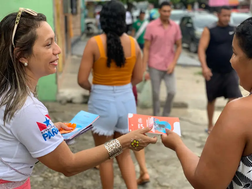 No entorno da Praça Benedito Monteiro. no Guamá, houve distribuição de material informativo sobre a campanha do Maio Laranja