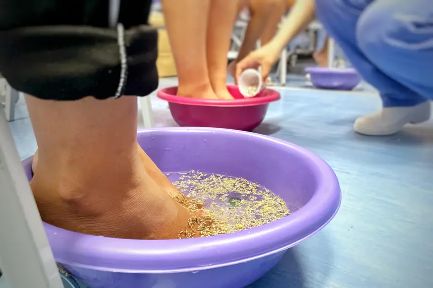O escalda-pés contou com água morna, ervas aromáticas e bolinhas de gude para estímulo sensorial