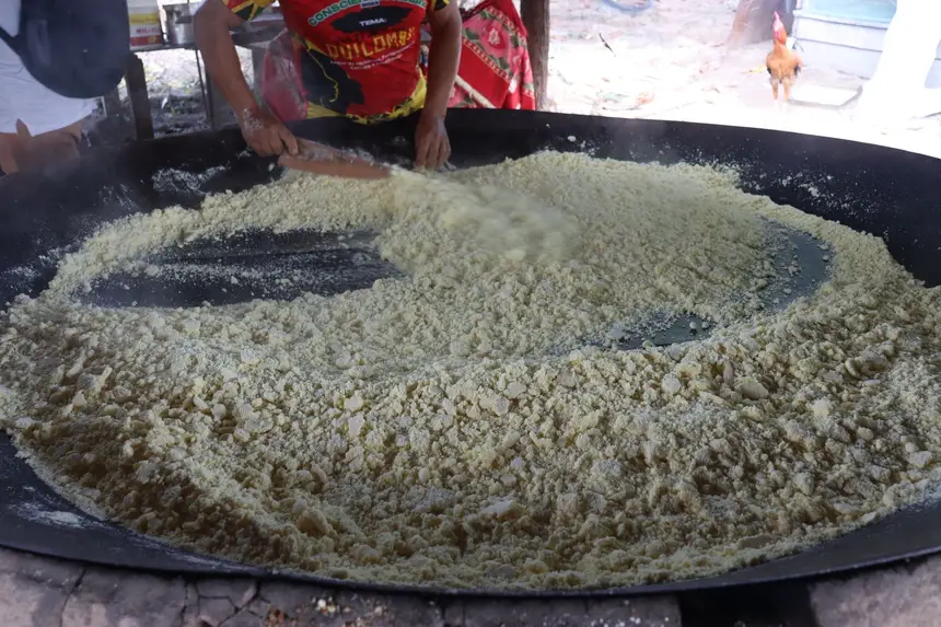 Produção de beiju na casa de farinha 