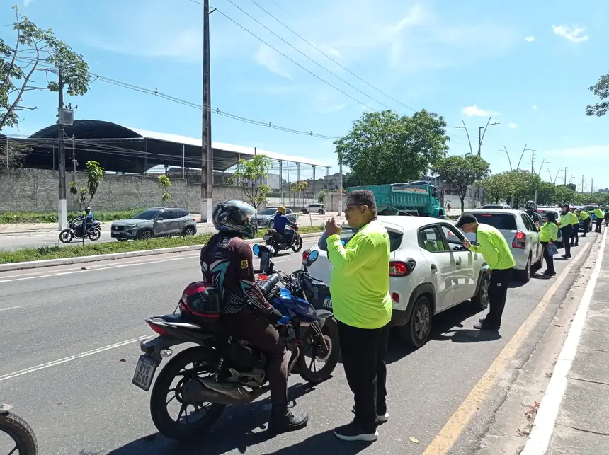 Equipes do Departamento de Trânsito do Estado (Detran) em ação de conscientização pela campanha Maio Amraelo