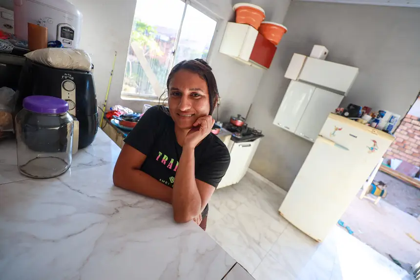 Sua Casa: Keilyany Lázara Nunes de Alencar, feliz com a chegada das telhas <div class='credito_fotos'>Foto: Marcelo Lelis / Ag. Pará   |   <a href='/midias/2025/originais/20250606190823-GF00023890-F00410849.jpg' download><i class='fa-solid fa-download'></i> Download</a></div>