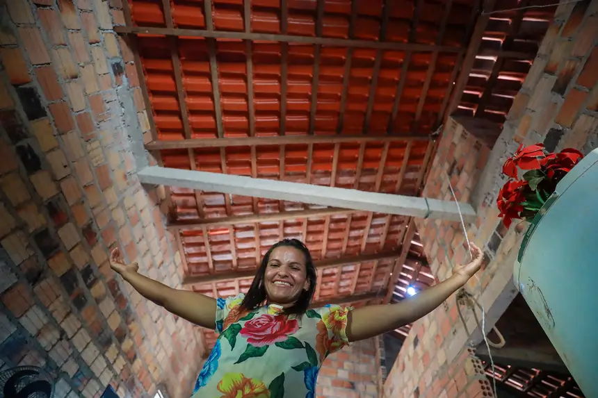Sua Casa: Dilva Avelino Ferreira, com o benefício, ajudou com as próprias mãos a construir sua casa <div class='credito_fotos'>Foto: Marcelo Lelis / Ag. Pará   |   <a href='/midias/2025/originais/20250606190837-GF00023890-F00410856.jpg' download><i class='fa-solid fa-download'></i> Download</a></div>